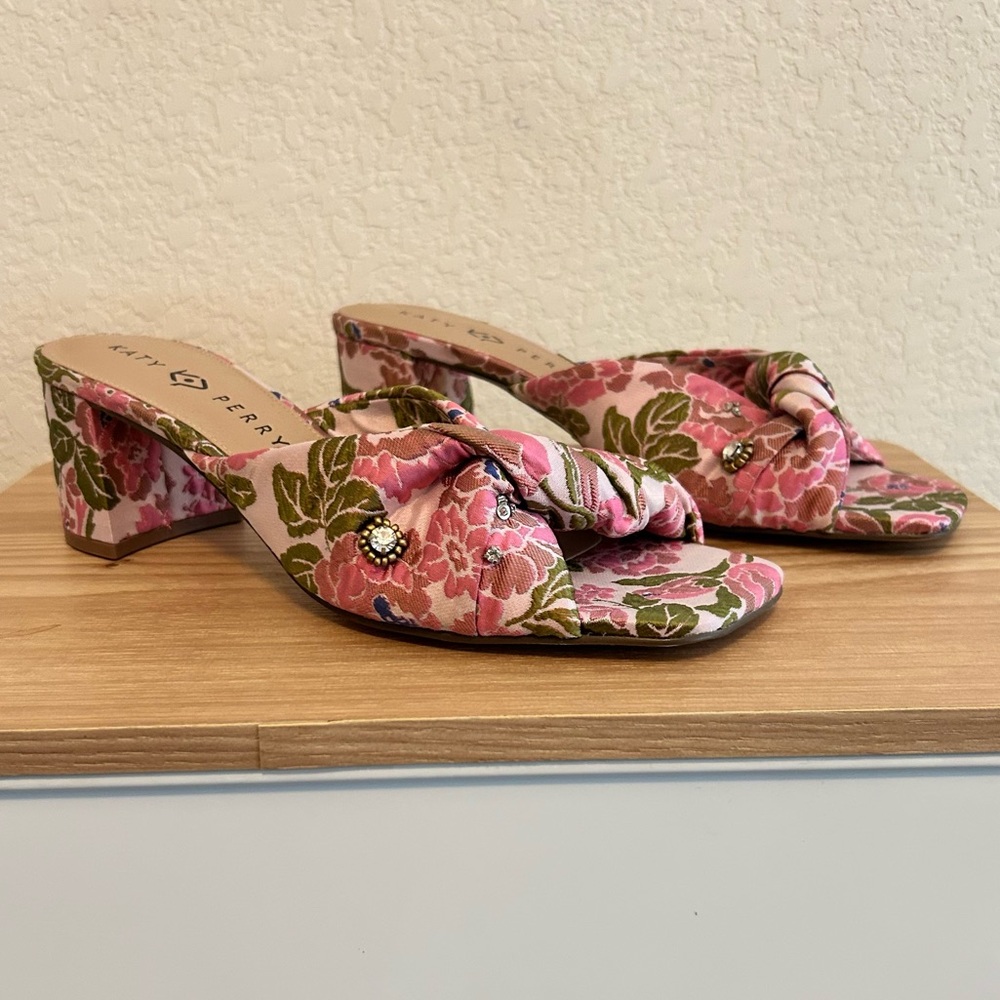 Katy Perry Tooliped Twisted Sandal Size 10